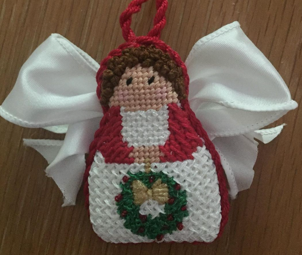 SI165-14 Red Angel with Green Wreath